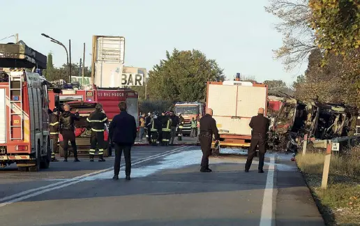  ??  ?? L’automezzo dei vigili del fuoco distrutto dall’esplosione è sul lato destro della Salaria, proprio davanti al distributo­re (foto Proto)