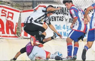  ??  ?? Fue penal. El arquero Joaquín Miranda va con los pies ante la arremetida de Matías Soto Torres. Final caliente en el doctor Alejandro Pérez, donde se definió la instancia de playoffs.