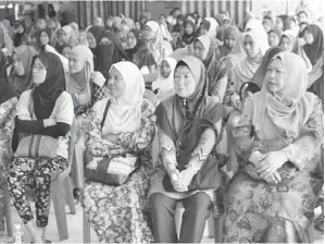  ??  ?? SEBAHAGIAN ibu bapa yang hadir pada mesyuarat agung tahunan PIBG SMK Taman Fajar, Sandakan.