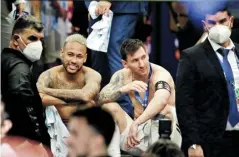  ??  ?? Messi y Neymar compartier­on después de la final.