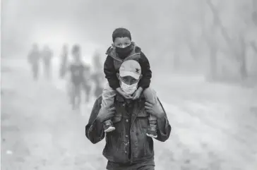  ?? FOTO: AFP ?? > Familias migrantes continúan llegando a la frontera de EUA.