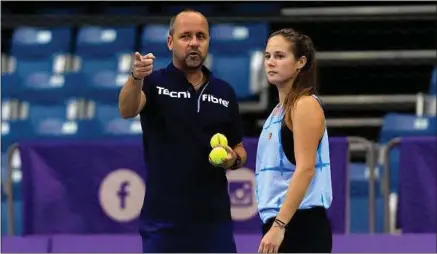  ??  ?? La Russe Daria Kasatkina avait fait appel aux conseils de son entraîneur, Patrick Mouratoglo­u, le 17 octobre.