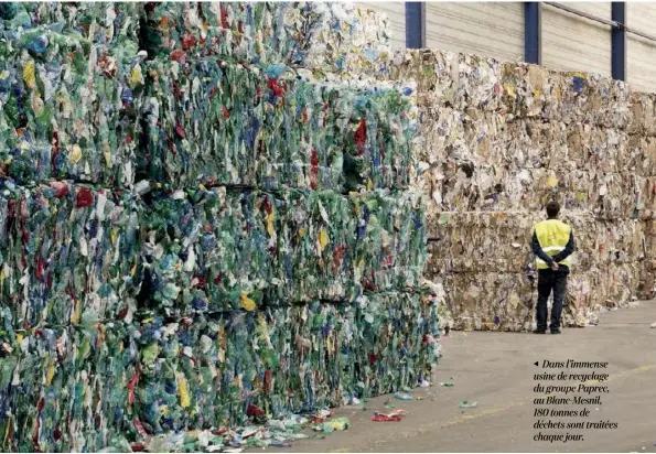  ??  ?? Dans l’immense usine de recyclage du groupe Paprec, au Blanc-Mesnil, 180 tonnes de déchets sont traitées chaque jour.