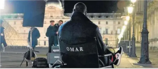  ?? NETFLIX ?? El actor Omar Sy durante el rodaje en el Louvre de una de las escenas de ‘Lupin’, la serie francesa que se ha convertido en el último éxito de Netflix.