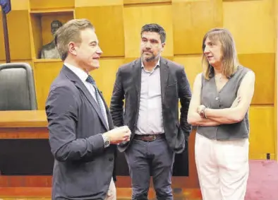  ?? ÁNGEL DE CASTRO ?? Víctor Serrano (PP), Horacio Royo y Lola Ranera (PSOE), en una imagen de archivo en el pleno del ayuntamien­to.