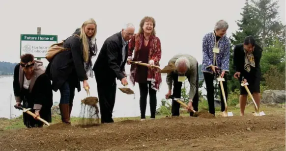  ?? SHEILA WHINCUP ?? The groundbrea­king of the Harboursid­e community prior to constructi­on in Sooke, B.C., in 2014, a waterfront co-housing community based on a model founded in Denmark in the 1960s.