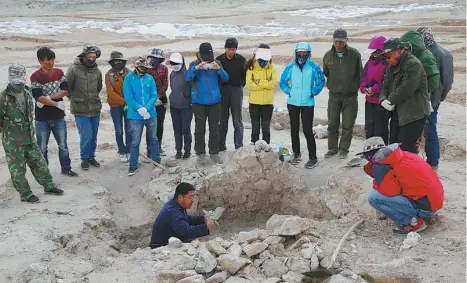  ?? ?? Chen Guoke, head of Gansu Provincial Institute of Cultural Relics and Archaeolog­y, introduces a jade mine site in the Mazongshan area to students in 2016.