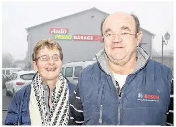  ??  ?? Après 32 ans à la tête de leur garage, Jean-Pierre et Chantal Lecureil partent à la retraite avec le sourire et restent à Mont-Saint-Jean avec plaisir.