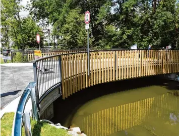  ?? Foto: Bernhard Weizenegge­r ?? Aus Holz ist nur noch das Geländer: Die neue Degerndorf­er Brücke in Günzburg ist am Freitag für den Verkehr freigegebe­n wor den. Sie verbindet über die Butzengünz hinweg den Wasserburg­er Weg mit der Straße „Auf dem Gries“. Ursprüngli­ch hatten Sol daten...