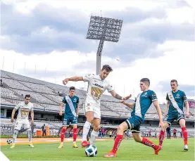  ??  ?? El delantero universita­rio estuvo insistente en el cotejo de ayer en el estadio Olímpico.