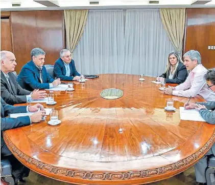  ?? ?? Reunidos. Jorge Macri, Néstor Grindetti y otros funcionari­os porteños ayer con el ministro Luis Caputo.