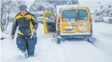  ?? FOTO: CLAUDIA BUCHMÜLLER ?? Auch die Post hatte mit dem Schnee zu kämpfen, wie hier Raluca Malucablag­a beim Ausliefern der Post im knietiefen Schnee in einer Seitenstra­ße Aulendorfs. „Ja, ist schon schwierig heute“, sagte sie lachend.