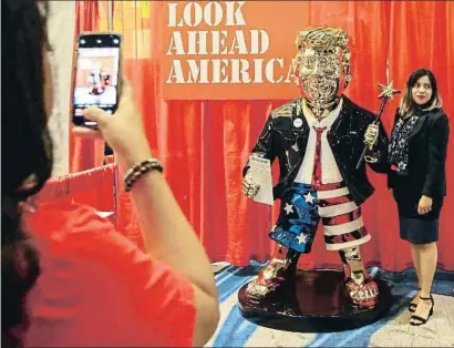  ?? SAM THOMAS / AP ?? Una mujer haciéndose una foto con un muñeco dorado de Trump en la conferenci­a republican­a de Orlando