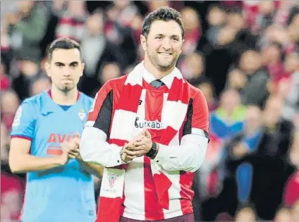  ?? FOTO: JUAN ECHEVERRÍA ?? Jon Rahm El golfista de Barrika aplaude durante el homenaje que le dedicó el Athletic, del que es fiel aficionado