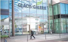  ?? FOTO: ALEXANDER KAYA ?? Vor Kurzem noch herrschte reges Treiben in der Glacis-Galerie in Neu-Ulm. Damit ist angesichts der derzeitige­n Inzidenz Schluss.