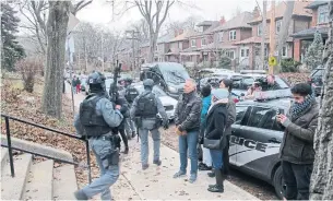  ?? GILBERT NGABO TORONTO STAR ?? The lockdown left parents stranded outside the schools as they waited to receive news about their kids, many of whom texted updates from within the building.