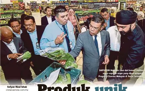  ??  ?? SAIFUDDIN Nasution (dua dari kanan) melihat
sayur-sayuran segar yang dijual sempena Program Citarasa Malaysia di Tesco, semalam.