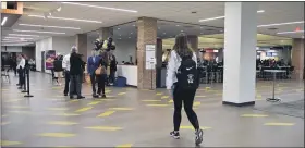  ?? NATALIE BRODA — MEDIANEWS GROUP ?? Students walk through the Oakland Center in this 2018 file photo at Oakland University.