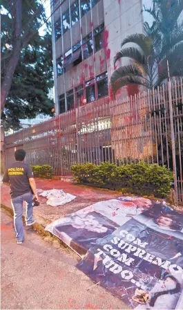  ??  ?? Prédio onde Cármen Lúcia tem um apartament­o foi pichado em Minas