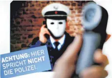  ?? FOTO: DPA ?? Ein Polizeipla­kat soll vor der Betrugsmas­che mit falschen Polizisten warnen.