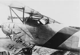  ??  ?? ■ Carl-august von Schoenebec­k reported to Jasta 11 from Fl. Abt. (A) 203 on 7 July 1917. He flew this Albatros D.III and scored his first victory on 27 July. In 1965, he recalled that Richthofen was: ‘…average height, stocky, dark blond with blue eyes. A voice of middle range, his manner of speech clipped, clear and concise. He had a noble way of speech and never swore or used foul language of any kind. There was always a discussion after a flight and during these discussion­s he was calm and self-controlled and spoke with much humour. One could not help but feel and be touched daily by his extraordin­ary energy and will power. He shone with calm at the most critical moments which quite naturally exercised the most salutary influence on all of us.’