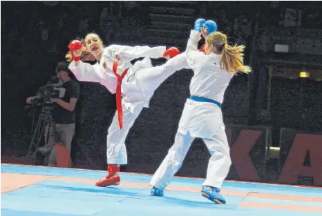  ?? FOTO: PRIVAT ?? Johanna Kneer vom KJC Ravensburg (roter Gürtel), hier bei der Fußtechnik Mawashi-Geri, hat das Karateturn­ier in Rotterdam gewonnen.