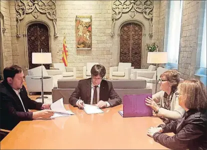  ?? TWITTER / ACN ?? Junqueras y Puigdemont firman el acuse de recibo de la última advertenci­a del Constituci­onal