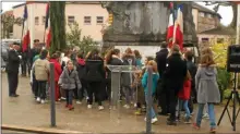  ??  ?? les enfants de l’école Félix Soulès déposant les bouquets