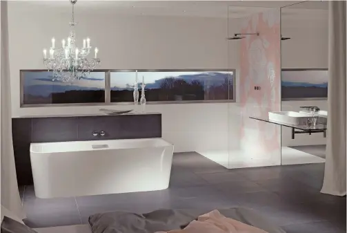  ?? ?? ▼ CURTAIN UP SCREEN THE BATHROOM AREA WITH ELEGANTLY DRAPED CURTAINS THAT MATCH THE BEDLINEN FOR MOVIE-STAR HOTEL STYLE.
Bath; Betteart washbasin; Bettefloor shower tray, all Bette