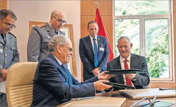  ?? / DPA ?? El ministro de Defensa marroquí, Abdellatif Loudiyi (izquierda), y su homólogo israelí, Benny Gantz, ayer en la firma del acuerdo en Rabat.