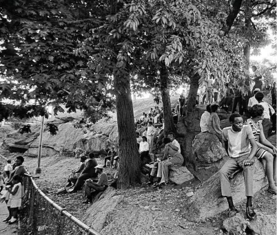  ??  ?? Attendees find shade at the Harlem Cultural Festival on July 13, 1969, in New York.