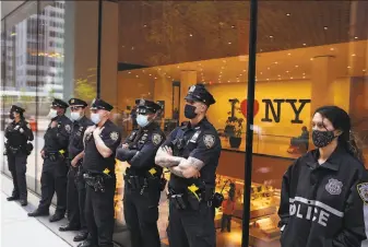  ?? James Keivom / New York Times 2021 ?? New York City officers assemble last year in Manhattan. Police department­s nationwide face severe challenges in retaining and recruiting officers, according to new employment data.