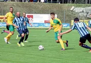  ??  ?? In bilico Il Dro in campo a inizio campionato. Oggi la squadra guidata da Ischia deve lottare per rimanere in serie D