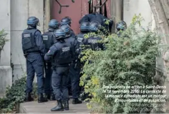  ??  ?? Des policiers en action à Saint-denis le 18 novembre 2015. Le contexte de la menace djihadiste est un moteur d’inquiétude­s et de suspicion. (© Frédéric Legrandcom­eo/shuttersto­ck)
