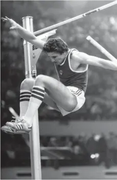  ?? FOTO: IMAGO IMAGES ?? Als erster Mensch der Geschichte überquerte Sergej Bubka am 13. Juli 1985 in Paris die magische Sechs-Meter-Marke.