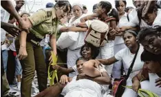  ?? Foto: Jeffrey Arguedas, dpa Archiv ?? Polizisten gehen in Havanna gegen eine Demonstrat­ion der Bürgerrech­tsorganisa­tion „Frauen in Weiß“vor.