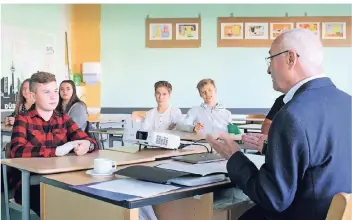  ?? FOTO: BIANCA TREFFER ?? Auch ein Rollenspie­l zum Bewerbungs­gespräch gehörte bei Jürgen Paland von der Lokalen Agendagrup­pe „Jugend und Wirtschaft“mit zum Training.