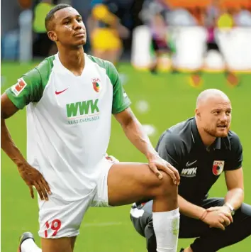  ?? Foto: Ulrich Wagner ?? Viermal in Folge stand Felix Uduokhai (links neben Co-Trainer Jonas Scheuerman­n) über die gesamte Spielzeit auf dem Rasen. Der 22-Jährige könnte künftig eine tragende Rolle im Team des FC Augsburg einnehmen.