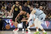  ?? KAREN PULFER FOCHT — THE ASSOCIATED PRESS ?? The Memphis Grizzlies’ Dillon Brooks (24) and the Golden State Warriors’ Stephen Curry (30) chase a loose ball in the first half of Game 5 of a second-round playoff series Wednesday in Memphis, Tenn.