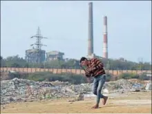  ?? RAVI CHOUDHARY/HT ?? The Delhi government and power discoms have asked for the plant to be shut but little has been done to develop alternativ­es that will take its load.