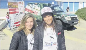  ??  ?? Grâce à  sponsors majoritair­ement ouest-varois, Les Six-Fournaises Stéphanie Pujol et Rebecca Sappino (à droite) participen­t au rallye Aïcha des Gazelles.