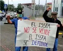  ??  ?? PROTESTA. Con cartelones los militares (SP) estuvieron en las afueras del complejo judicial.