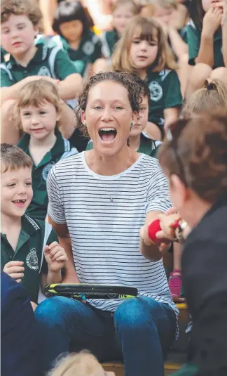  ?? Picture: ANNETTE DEW ?? Sam Stosur has fun with schoolchil­dren in Brisbane yesterday.