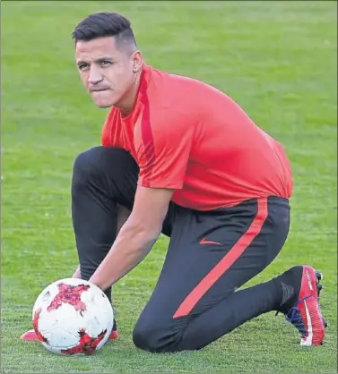  ??  ?? CONCENTRAC­IÓN. El delantero chileno Alexis Sánchez, durante un entrenamie­nto en Rusia.