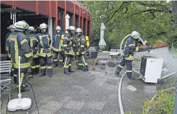  ?? FOTO: BERND BAUR ?? Ein Feuerwehrm­ann macht dem Schwelbran­d in der Geschirrsp­ülmaschine den Garaus.