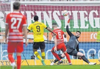  ?? FOTO: MICHAEL WEBER/IMAGO ?? Sébastian Haller (2. v. li.) könnte im Meisterren­nen zum entscheide­nden Faktor für den BVB werden.