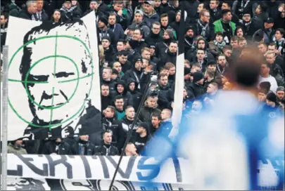  ??  ?? PROTEST NAVIJAČA Širom Njemačke navijači prosvjeduj­u protiv Hoppa transparen­tima s njegovim prekriženi­m likom, a prvi su s time krenule pristalice dortmundsk­e Borussije