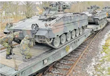  ?? FOTO: HENDRIK SCHMIDT/DPA ?? Soldaten des Panzergren­adierbatai­llons 371 aus dem sächsische­n Marienberg verladen „Marder“auf Güteranhän­ger der Eisenbahn. Um die Lieferung solcher Schützenpa­nzer an die Ukraine gibt es Differenze­n.