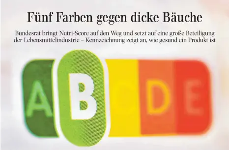  ?? FOTO: PATRICK PLEUL/DPA ?? Nutri-Score mit der zweitgünst­igsten Bewertung: Je besser der Score, desto mehr trägt das Produkt zu einer ausgewogen­en Ernährung bei.