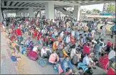  ?? REUTERS ?? Migrants wait for transport in Ahmedabad. Over 700 vegetable n vendors tested positive in Ahmedabad on Saturday.